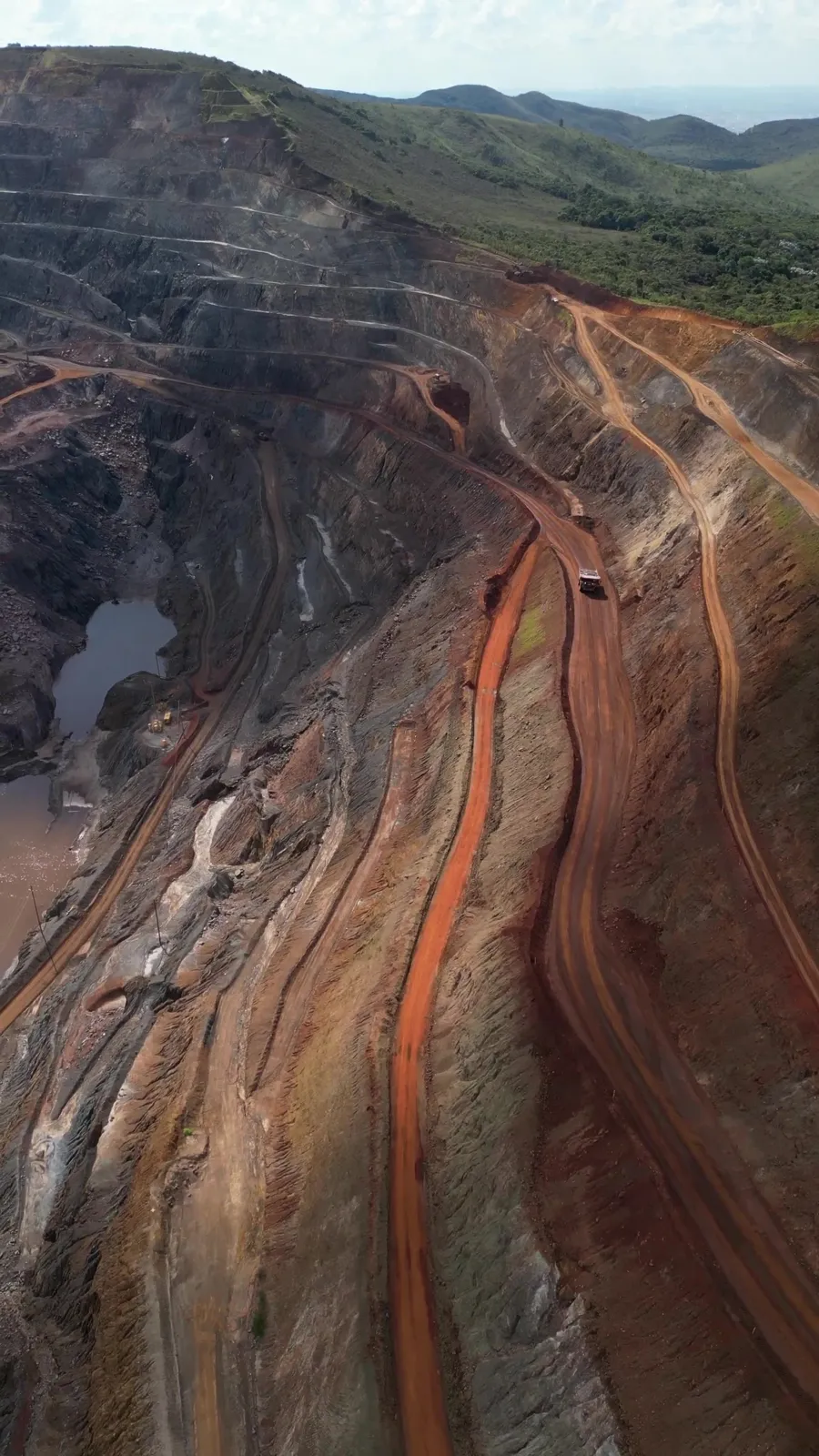 Haul roads and pit walls from altitude · Willowstick field footage (Brazil)